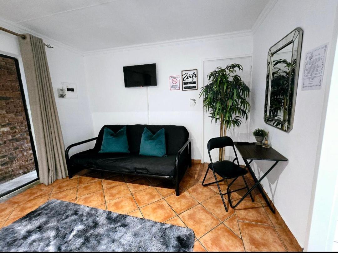 Zhantique Guest House 1- Unit 5 Боксбург Экстерьер фото